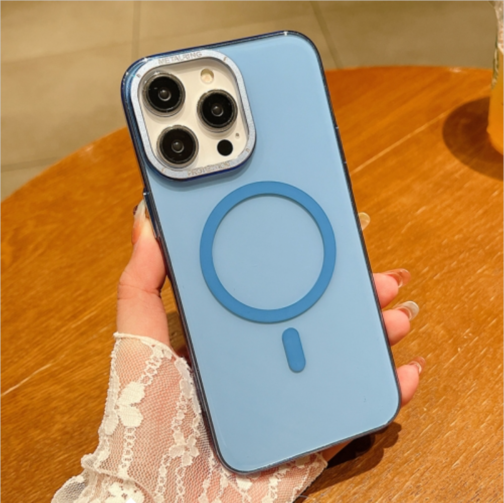 Magnetisk iPhone 15 Plus deksel i lyseblått, kompatibelt med MagSafe.