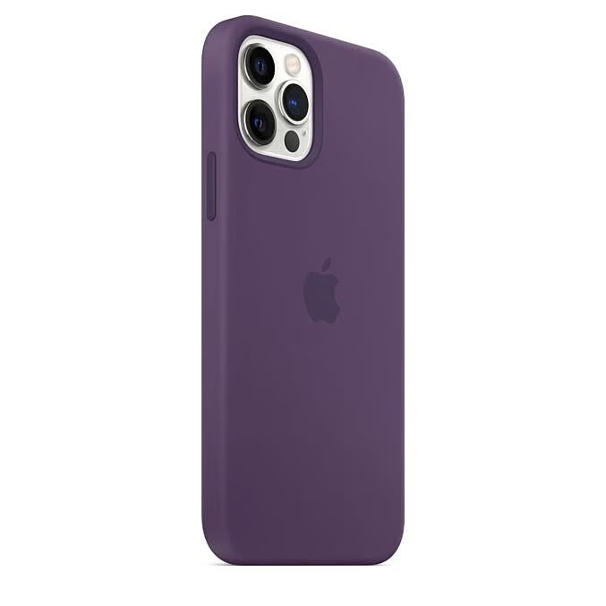 Silikondeksel med MagSafe til iPhone 12 Pro Max i mørke lilla fra Apple, designet for optimal beskyttelse med komfortabelt grep og støtte for trådløs lading.