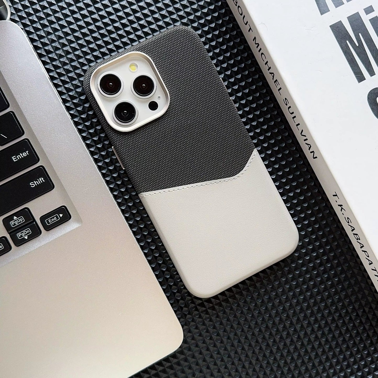 Business luksus bakdeksel med kortholder – iPhone 15 Pro - Svart/Hvit