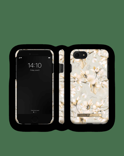 Mobildeksel fra IDEAL OF SWEDEN for iPhone-modeller, med blomsterdesign og beskyttende funksjoner.